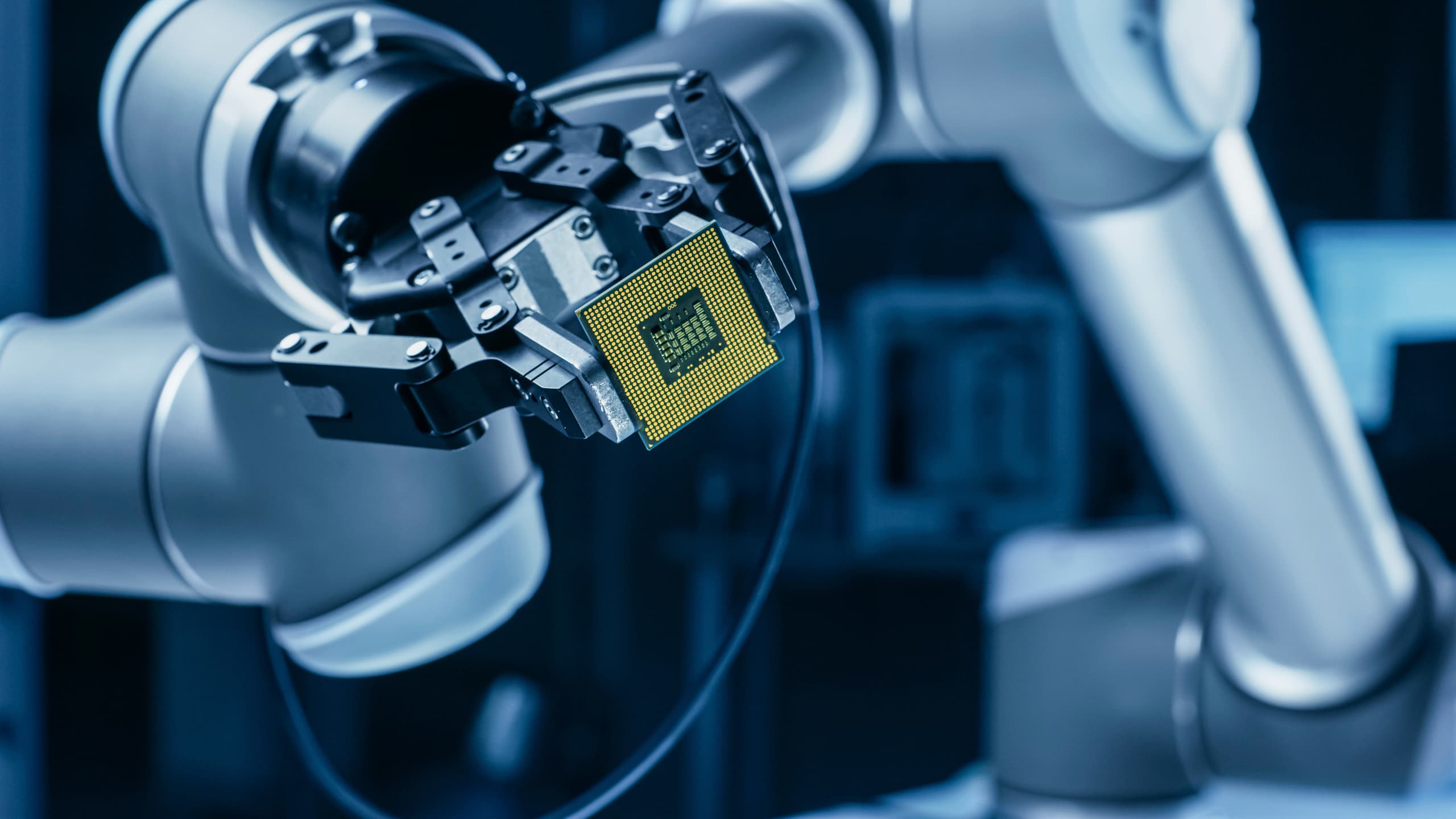 통합보안 컨설팅/진단을 도입 한 국가 핵심 기술 보유 사업장, 반도체 칩 제조를 기계가 작동하는 모습